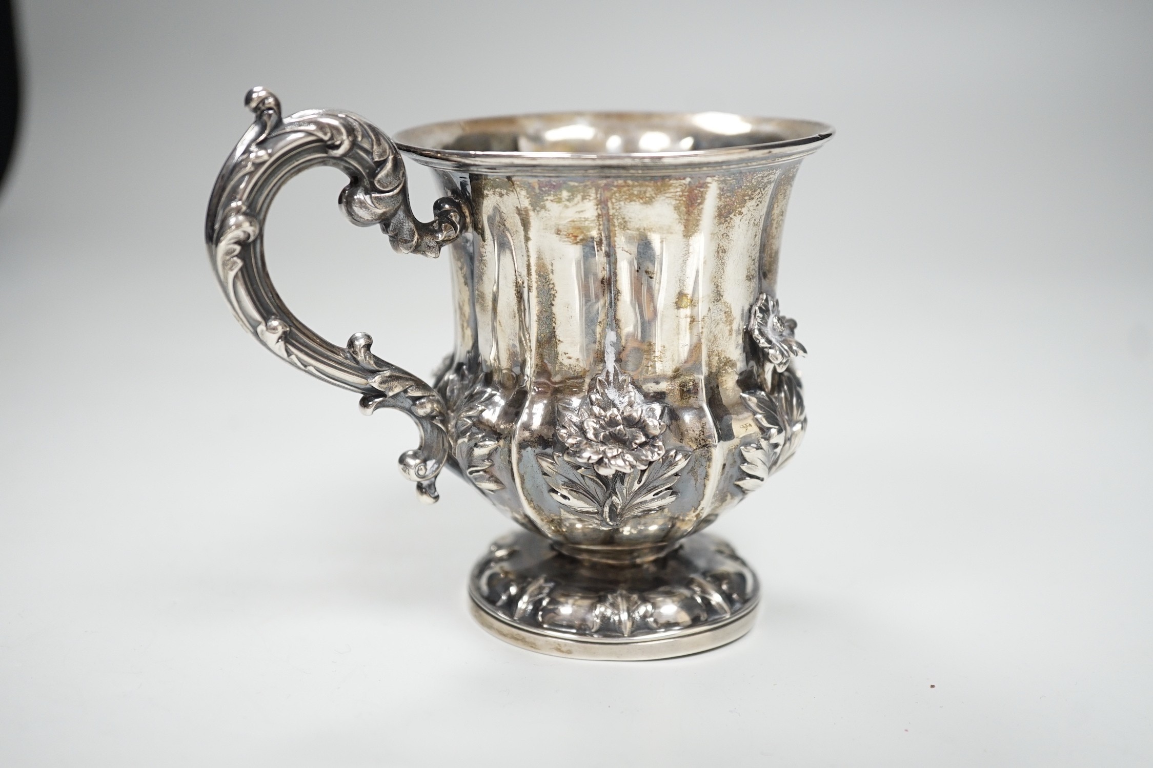 A William IV silver urn shaped christening mug by The Barnards, London, 1833, 10.4cm, 5.2oz.